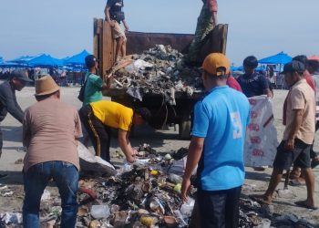 Personel Polsek Teluk Segara bersama warga membersihkan sampah di kawasan Pantai Jakat, Kota Bengkulu, Jumat (27/3/2026) (Dok. Yola)