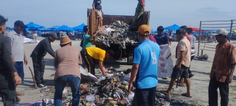 Personel Polsek Teluk Segara bersama warga membersihkan sampah di kawasan Pantai Jakat, Kota Bengkulu, Jumat (27/3/2026) (Dok. Yola)