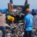 Personel Polsek Teluk Segara bersama warga membersihkan sampah di kawasan Pantai Jakat, Kota Bengkulu, Jumat (27/3/2026) (Dok. Yola)