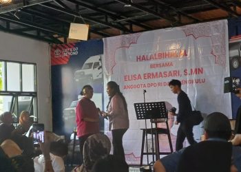 Anggota DPD RI Elisa Ermasari (tengah) berinteraksi dengan masyarakat dalam acara halalbihalal di Waroeng Bang Juned, Bengkulu, Sabtu (28/3/2026) (Dok. Yola)