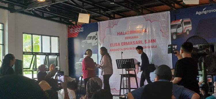 Anggota DPD RI Elisa Ermasari (tengah) berinteraksi dengan masyarakat dalam acara halalbihalal di Waroeng Bang Juned, Bengkulu, Sabtu (28/3/2026) (Dok. Yola)