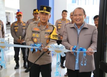 Kapolda Bengkulu Irjen Pol Mardiyono bersama Rektor Universitas Bengkulu Prof. Dr. Indra Cahyadinata meresmikan Posko Pusat Studi Kepolisian di Gedung GLT UNIB, Rabu (13/03/2026). (foto: ist)