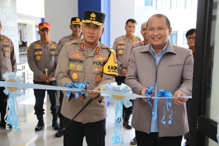 Kapolda Bengkulu Irjen Pol Mardiyono bersama Rektor Universitas Bengkulu Prof. Dr. Indra Cahyadinata meresmikan Posko Pusat Studi Kepolisian di Gedung GLT UNIB, Rabu (13/03/2026). (foto: ist)