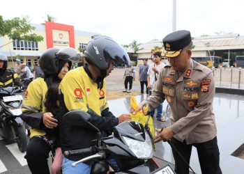 Kapolda Bengkulu Irjen Pol Mardiyono, S.I.K., M.Si. membagikan sembako dan stiker Hotline Polri 110 kepada para pengemudi ojek online (ojol) di Kota Bengkulu, Jumat (6/3/2026). (Foto:Yl)