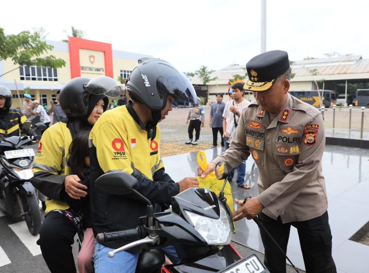 Kapolda Bengkulu Irjen Pol Mardiyono, S.I.K., M.Si. membagikan sembako dan stiker Hotline Polri 110 kepada para pengemudi ojek online (ojol) di Kota Bengkulu, Jumat (6/3/2026). (Foto:Yl)