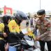 Kapolda Bengkulu Irjen Pol Mardiyono, S.I.K., M.Si. membagikan sembako dan stiker Hotline Polri 110 kepada para pengemudi ojek online (ojol) di Kota Bengkulu, Jumat (6/3/2026). (Foto:Yl)