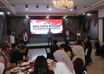 Kabid Humas Polda Bengkulu, Kombes Pol Ichsan Nur menyampaikan sambutan pada acara buka puasa bersama awak media dan anak-anak Panti Asuhan Al-Mubarok di Hotel Madeline, Sabtu (7/3/2026). (Dok. Yola)