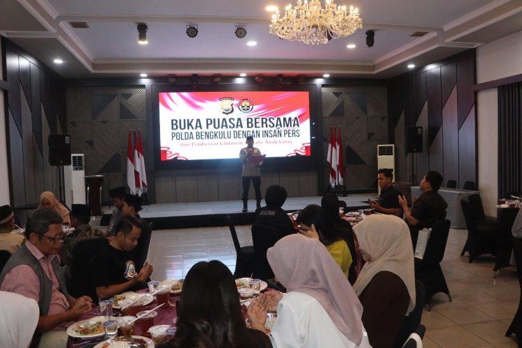Kabid Humas Polda Bengkulu, Kombes Pol Ichsan Nur menyampaikan sambutan pada acara buka puasa bersama awak media dan anak-anak Panti Asuhan Al-Mubarok di Hotel Madeline, Sabtu (7/3/2026). (Dok. Yola)