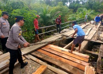 Polsek Talo, Polres Seluma, dengan turun langsung memperbaiki jembatan rusak di Desa Muara Nibung, Kecamatan Ulu Talo, Kabupaten Seluma, Rabu (4/3/2026). (Foto:Yl)