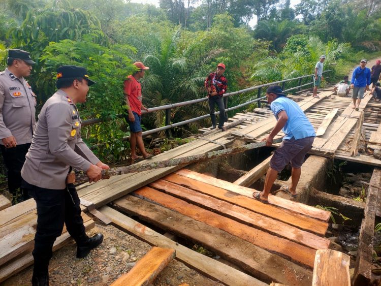 Polsek Talo, Polres Seluma, dengan turun langsung memperbaiki jembatan rusak di Desa Muara Nibung, Kecamatan Ulu Talo, Kabupaten Seluma, Rabu (4/3/2026). (Foto:Yl)