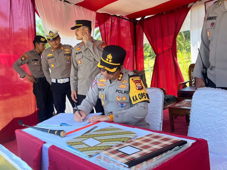 Kapolres Mukomuko turun langsung mengecek Pos Pengamanan dan Pos Pelayanan dalam rangka Operasi Ketupat 2026, Sabtu (14/3/2026). (Foto:Dd)