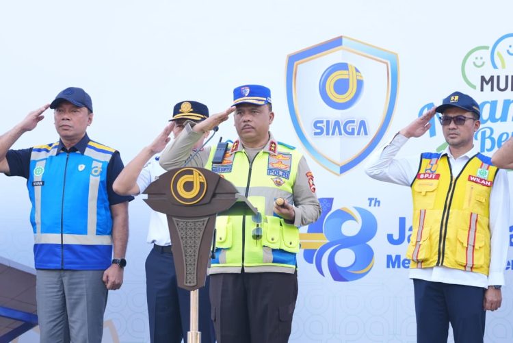 Kepala Korps Lalu Lintas (Kakorlantas) Polri Irjen Pol Drs. Agus Suryonugroho, S.H., M.Hum., menghadiri Apel Terpadu Jasa Marga Siaga Operasional Libur Hari Raya Idul Fitri 1447 H/2026 di TMII, Selasa (10/3). (Foto:Yl)