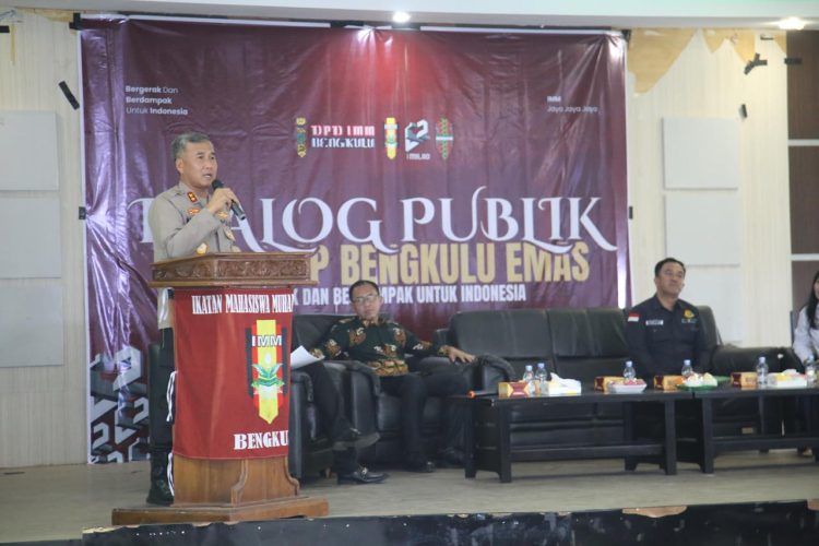 Kapolda Bengkulu, Mardiyono, menjadi narasumber utama dalam Dialog Publik Road Map Bengkulu Emas di Universitas Muhammadiyah Bengkulu (UMB), Minggu (29/3/2026). (Foto:Yl)