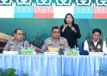 Kadivhumas Polri Irjen Pol. Johnny Eddizon Isir dalam konferensi pers di Mapolda Riau, Selasa (3/3/2026). (Dok/yl)