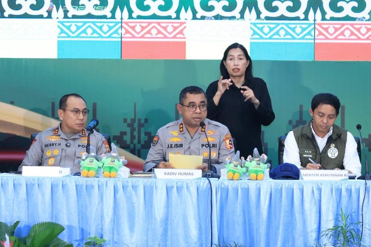 Kadivhumas Polri Irjen Pol. Johnny Eddizon Isir dalam konferensi pers di Mapolda Riau, Selasa (3/3/2026). (Dok/yl)