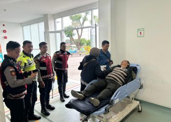 Satgas Preventif Operasi Ketupat 2026 bergerak cepat menindaklanjuti laporan masyarakat terkait kondisi darurat yang dialami seorang pengendara di kawasan Gunung Mas, Kabupaten Bogor, Jawa Barat, Senin (23/3). (Dok. Yola)