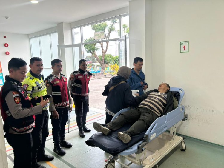 Satgas Preventif Operasi Ketupat 2026 bergerak cepat menindaklanjuti laporan masyarakat terkait kondisi darurat yang dialami seorang pengendara di kawasan Gunung Mas, Kabupaten Bogor, Jawa Barat, Senin (23/3). (Dok. Yola)