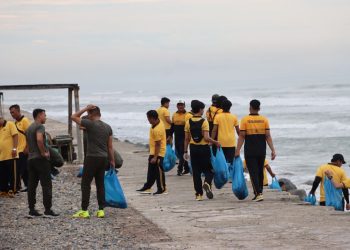Polres Mukomuko bersama Forkopimda menggelar aksi GEMPAR GEMPITA ASRI dengan membersihkan pantai dan menata kota secara serentak, Selasa (31/03/2026). (Foto:Dd)