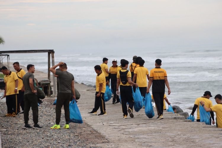 Polres Mukomuko bersama Forkopimda menggelar aksi GEMPAR GEMPITA ASRI dengan membersihkan pantai dan menata kota secara serentak, Selasa (31/03/2026). (Foto:Dd)