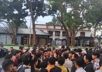 Aliansi BEM SI Daerah Bengkulu menggelar aksi simbolik di depan Korem, Jalan Pembangunan, Selasa (31/3/2026). (Foto:Yl)