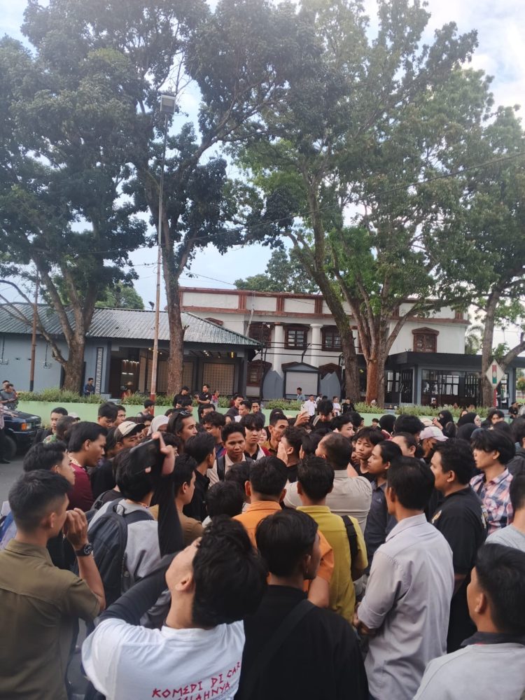 Aliansi BEM SI Daerah Bengkulu menggelar aksi simbolik di depan Korem, Jalan Pembangunan, Selasa (31/3/2026). (Foto:Yl)