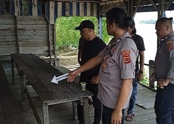 Anggota Satreskrim Polres Tanjung Jabung Timur melakukan olah tempat kejadian perkara (TKP) terkait kasus perampokan terhadap seorang lansia di Kelurahan Singkep (Dok. Ginting)
