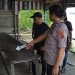 Anggota Satreskrim Polres Tanjung Jabung Timur melakukan olah tempat kejadian perkara (TKP) terkait kasus perampokan terhadap seorang lansia di Kelurahan Singkep (Dok. Ginting)