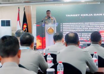 Kepala Divisi Humas Polri, Johnny Eddizon Isir memimpin Rakernis Humas 2026, Selasa (14/4/2026). (Foto:yola)