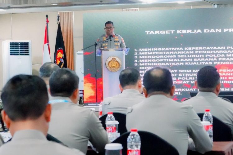 Kepala Divisi Humas Polri, Johnny Eddizon Isir memimpin Rakernis Humas 2026, Selasa (14/4/2026). (Foto:yola)