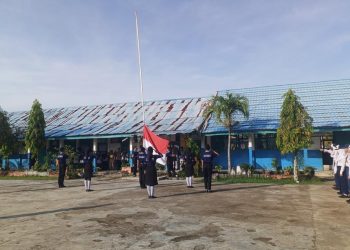 Kapolsek Ratu Agung AKP Ayu Sekar Sari Kuraisin memimpin pembinaan pelajar di SMPN 15 Kota Bengkulu, Senin (20/4/2026). (Foto:yola)