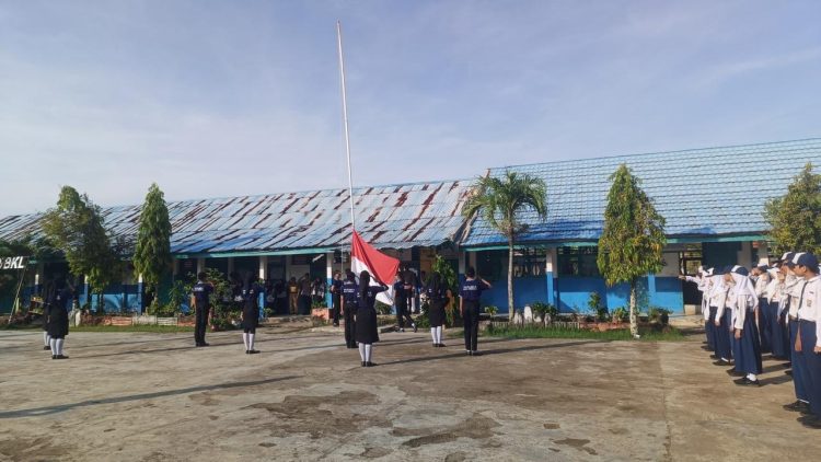 Kapolsek Ratu Agung AKP Ayu Sekar Sari Kuraisin memimpin pembinaan pelajar di SMPN 15 Kota Bengkulu, Senin (20/4/2026). (Foto:yola)