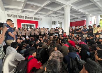 Mahasiswa HMI, GMNI, dan GMKI menggelar aksi di DPRD Provinsi Bengkulu. Mereka menolak kebijakan yang disebut Orde Baru Jilid II, menuntut reformasi Polri, revisi UU TNI. (foto:Yola)