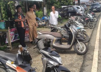 Aktivitas pedagang di Pasar Senen Desa Penarik, Mukomuko, yang berjualan hingga ke badan jalan memicu kemacetan dan membahayakan pengguna jalan. (foto:Dede)