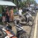 Aktivitas pedagang di Pasar Senen Desa Penarik, Mukomuko, yang berjualan hingga ke badan jalan memicu kemacetan dan membahayakan pengguna jalan. (foto:Dede)