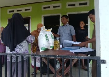 Polsek Seginim turun langsung mengawal Penyaluran BANPANG di Desa Banding Agung, Senin (13/4/2026). (Foto:yola)
