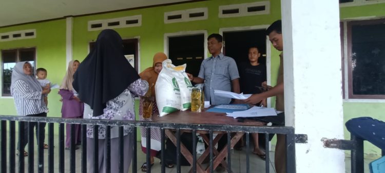 Polsek Seginim turun langsung mengawal Penyaluran BANPANG di Desa Banding Agung, Senin (13/4/2026). (Foto:yola)
