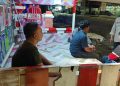 Bhabinkamtibmas Kelurahan Anggut Atas sambang dan kontrol siskamling, Sabtu malam (11/4/2026). (Foto:Yola)