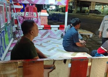 Bhabinkamtibmas Kelurahan Anggut Atas sambang dan kontrol siskamling, Sabtu malam (11/4/2026). (Foto:Yola)