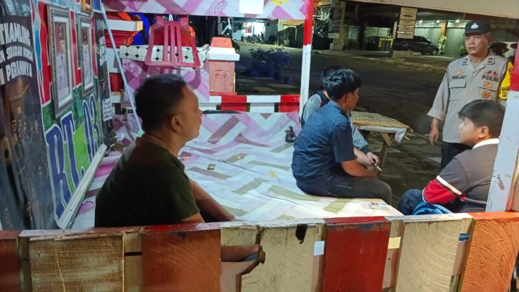 Bhabinkamtibmas Kelurahan Anggut Atas sambang dan kontrol siskamling, Sabtu malam (11/4/2026). (Foto:Yola)