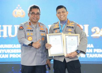 Penghargaan diberikan Kadiv Humas Polri, Johnny Eddizon Isir, kepada Kabid Humas Polda Bengkulu, Ichsan Nur. (Foto:yola)