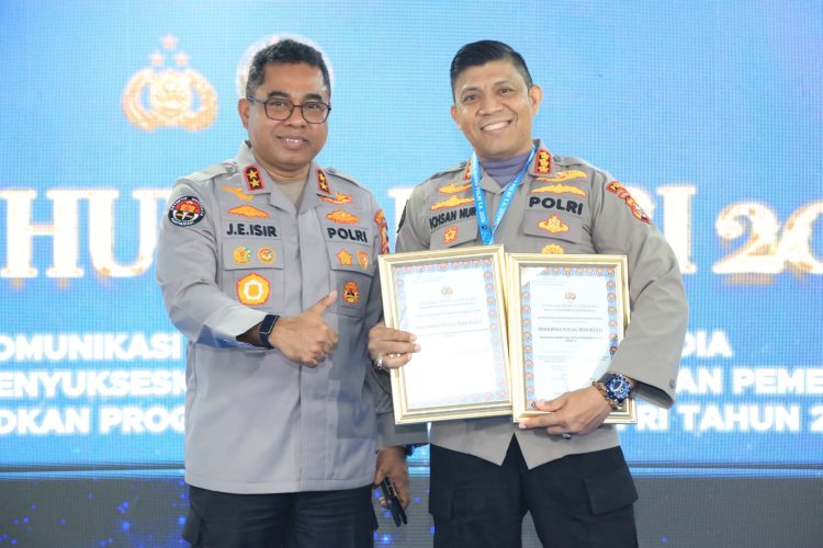 Penghargaan diberikan Kadiv Humas Polri, Johnny Eddizon Isir, kepada Kabid Humas Polda Bengkulu, Ichsan Nur. (Foto:yola)