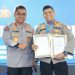 Penghargaan diberikan Kadiv Humas Polri, Johnny Eddizon Isir, kepada Kabid Humas Polda Bengkulu, Ichsan Nur. (Foto:yola)