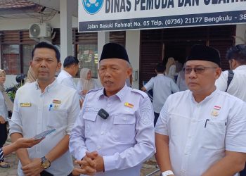Serah terima jabatan Kepala Dispora Kota Bengkulu kepada Eka Saputra dalam acara sertijab di kantor Dispora, Rabu (15/4/2026). (foto:Yola)