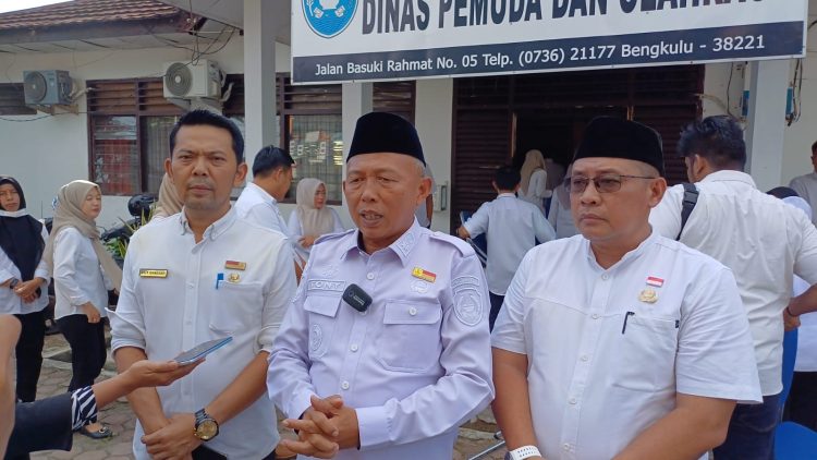 Serah terima jabatan Kepala Dispora Kota Bengkulu kepada Eka Saputra dalam acara sertijab di kantor Dispora, Rabu (15/4/2026). (foto:Yola)