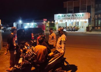 Personel Polsek Ratu Agung melakukan patroli malam dan memberikan imbauan kepada remaja untuk mencegah potensi gangguan keamanan. (Foto:yola)