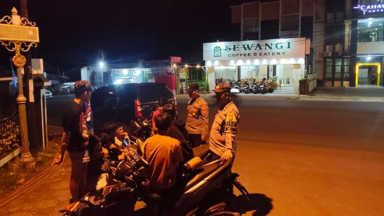 Personel Polsek Ratu Agung melakukan patroli malam dan memberikan imbauan kepada remaja untuk mencegah potensi gangguan keamanan. (Foto:yola)