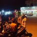 Personel Polsek Ratu Agung melakukan patroli malam dan memberikan imbauan kepada remaja untuk mencegah potensi gangguan keamanan. (Foto:yola)