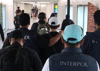 Tim NCB Interpol Polri bersama aparat Malaysia saat mengamankan buronan narkoba internasional AFT alias The Doctor di Penang, Malaysia, Minggu (5/4/2026). (foto:yola)