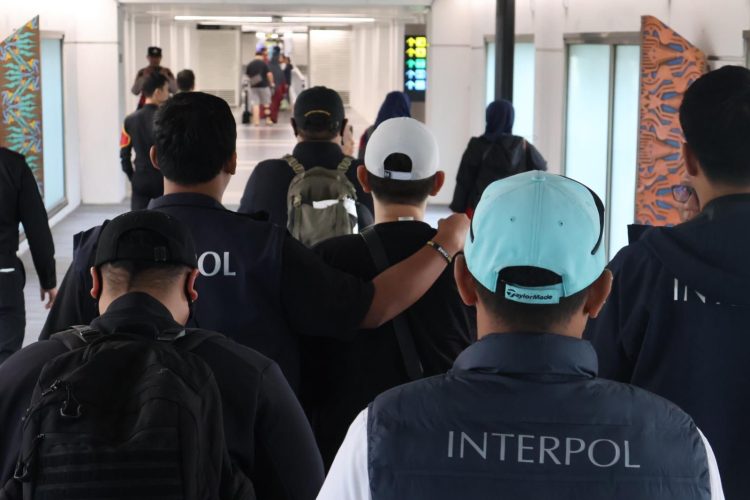 Tim NCB Interpol Polri bersama aparat Malaysia saat mengamankan buronan narkoba internasional AFT alias The Doctor di Penang, Malaysia, Minggu (5/4/2026). (foto:yola)