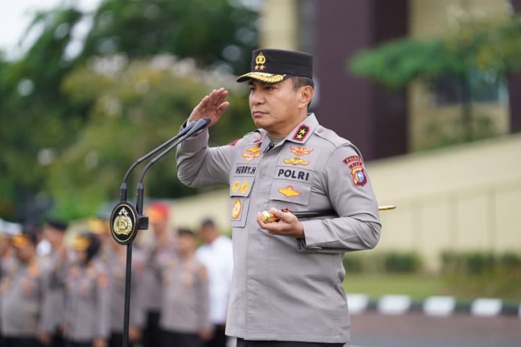 Kapolda Riau, Irjen Herry Heryawan pimpin apel pagi, Selasa (14/4/2026). (Foto:yola)